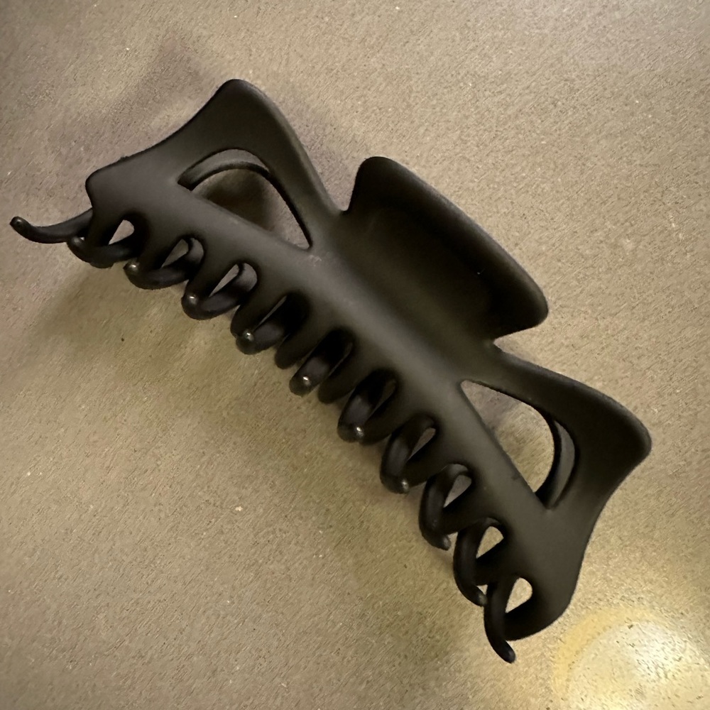 Black Large Claw Clip - BNWT